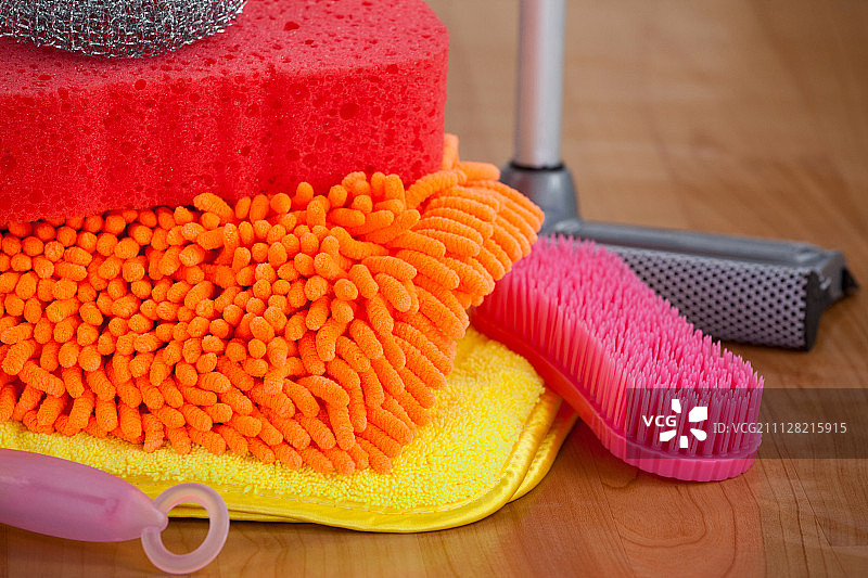 木地板上各种家政用品的特写图片素材
