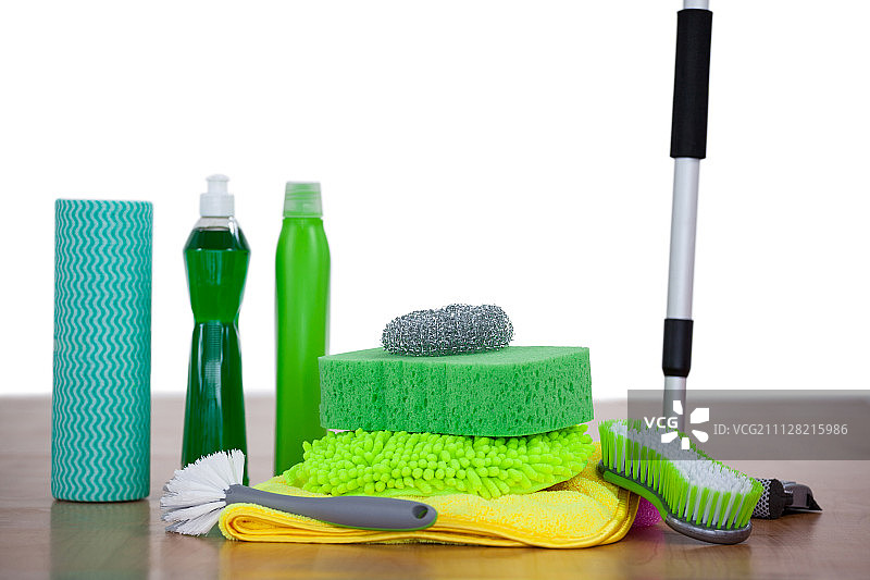 靠墙木地板上的各种清洁设备图片素材