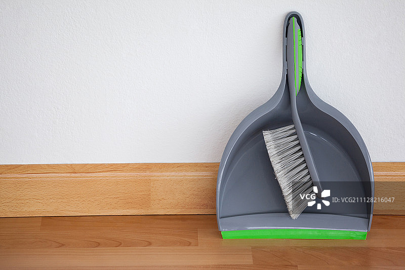 靠在白墙上的簸箕和扫帚特写图片素材