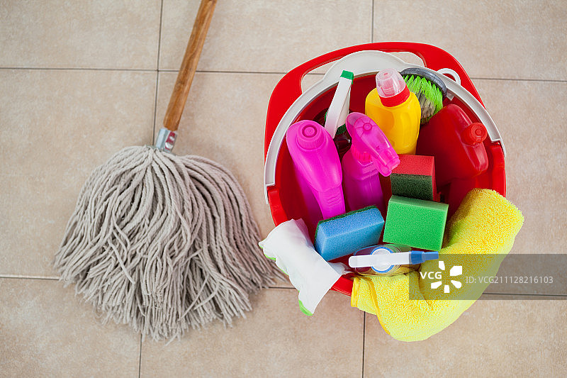 清洁用品和拖把在瓷砖地板上的水桶特写图片素材
