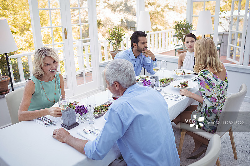 朋友们在餐厅一起用餐互动图片素材