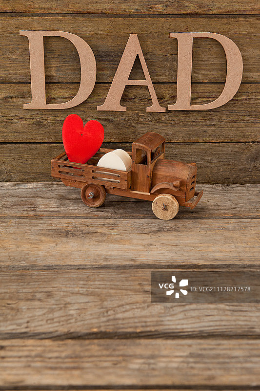 玩具卡车上心形摆件，父亲节主题俯视图图片素材