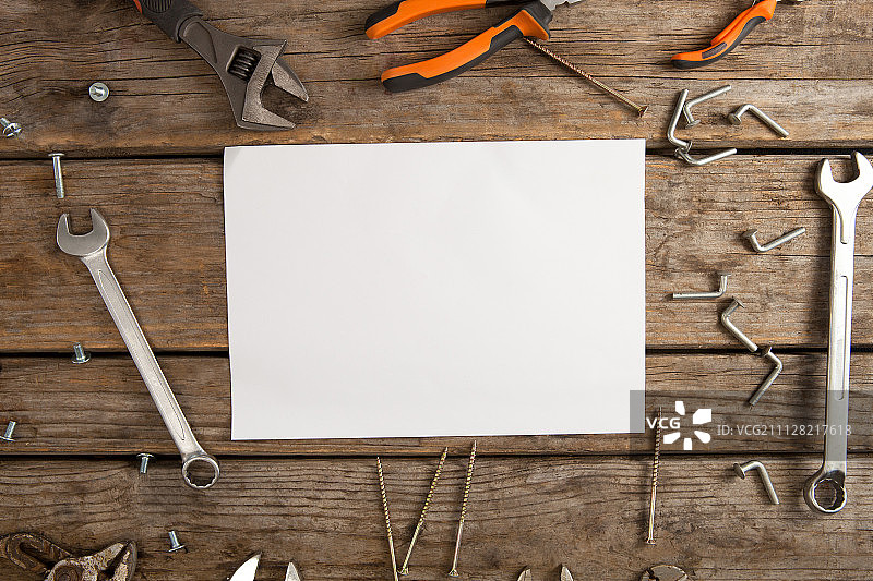 俯拍木桌上空白纸和手工具图片素材