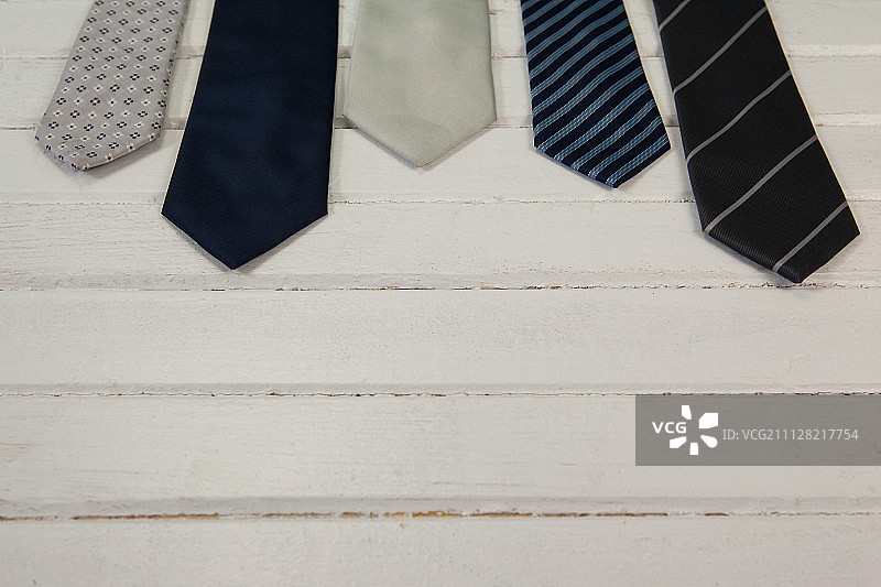 白色木桌上的领带俯视图图片素材