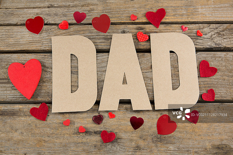 爸爸在木桌上用心形发短信的高角度视图图片素材