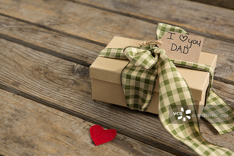 木桌上带标签的礼品盒俯视图图片素材