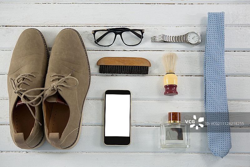 木桌上的配件扁平风静物摆拍图片素材