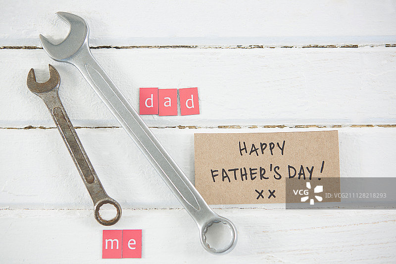 父亲节木桌上扳手的俯视角度图片素材