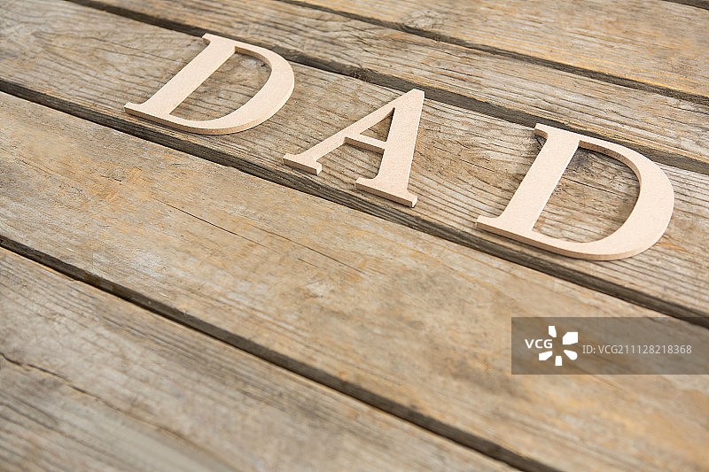 俯视视角：木桌上的“爸爸”字样图片素材