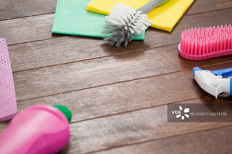 摆放在木地板上的各种清洁设备图片素材