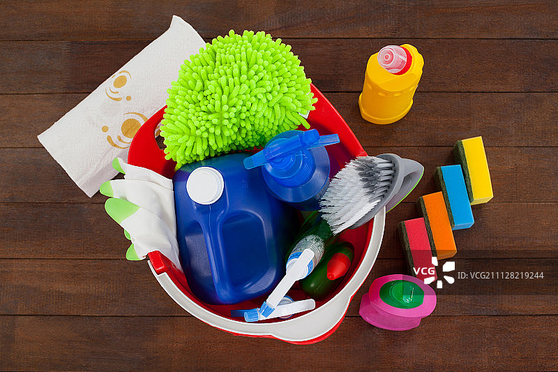 木地板上装有清洁用品的桶特写图片素材
