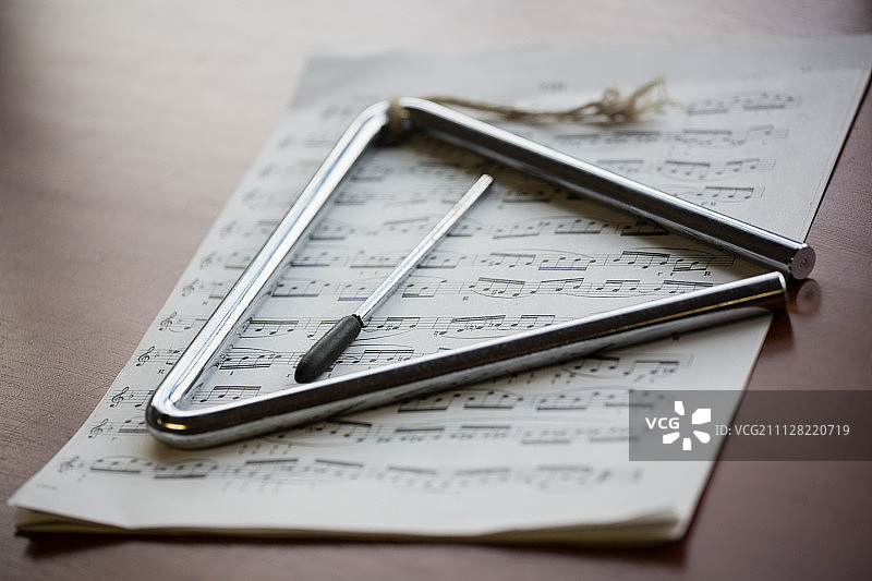 教室乐器与乐谱特写图片素材