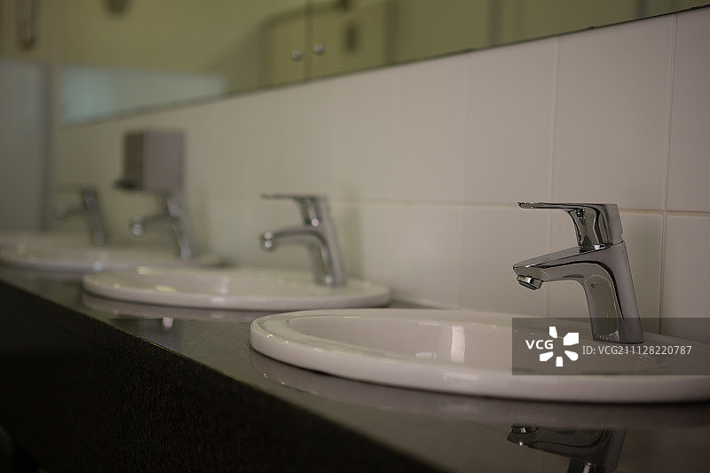 学校浴室的洗手池水龙头图片素材