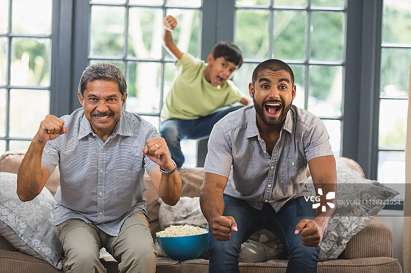 在家一起看电视的快乐多代同堂家庭图片素材