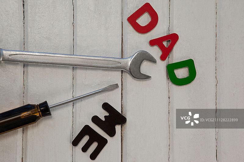 扳手、螺丝刀与“爸爸和我”木板图片素材