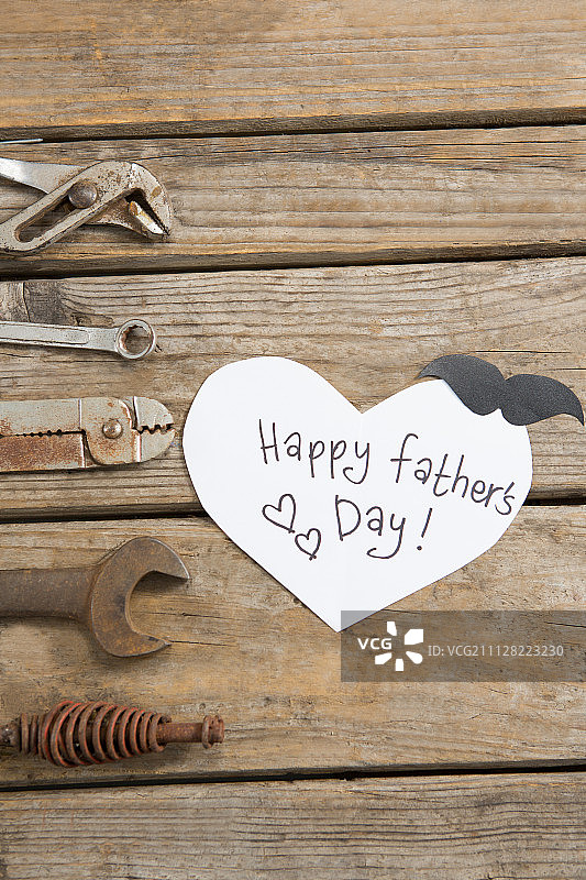 木桌上手工具旁手写的父亲节快乐文字的俯视角度照片图片素材