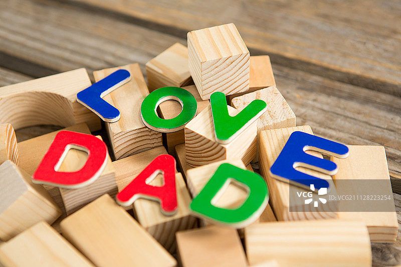 木块上的“爱爸爸”字样特写图片素材