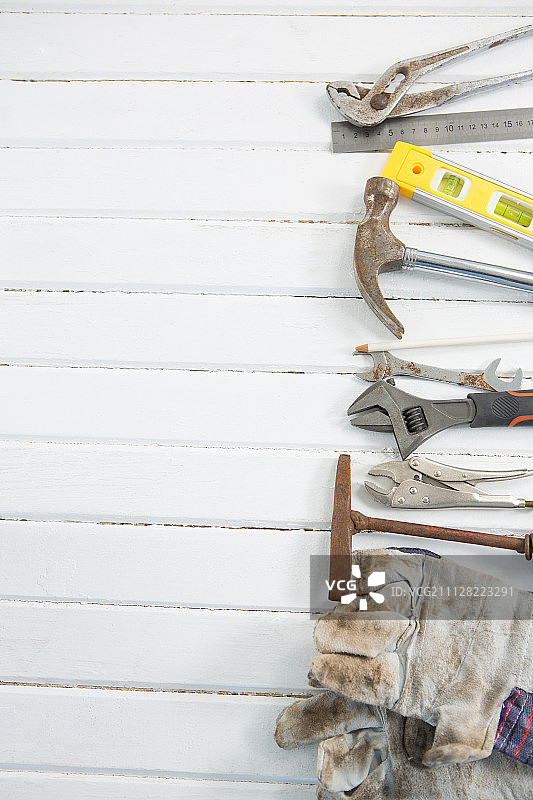 白色木桌上的工作工具俯视图图片素材