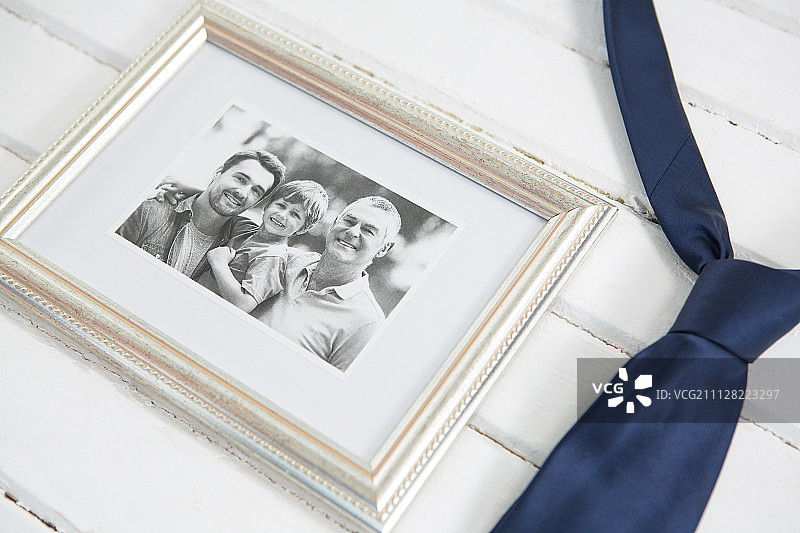 白色桌子上领带旁边的相框俯视图图片素材