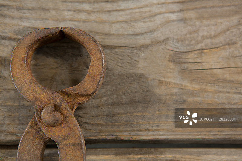 木桌上方的电线钳特写图片素材