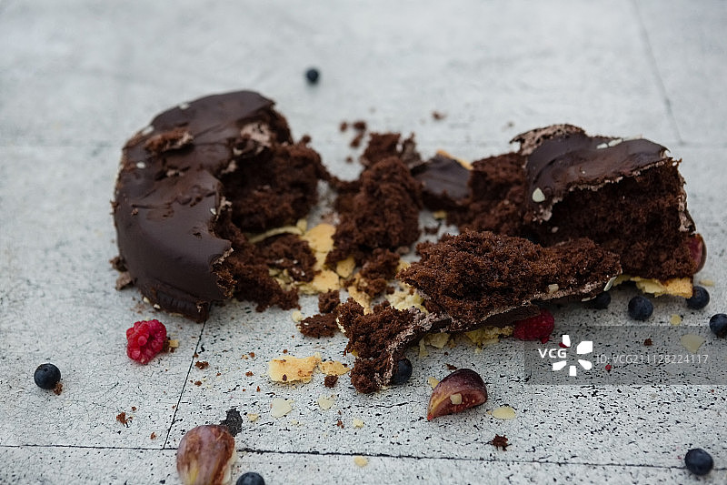 咖啡馆地板上掉落的巧克力蛋糕特写图片素材