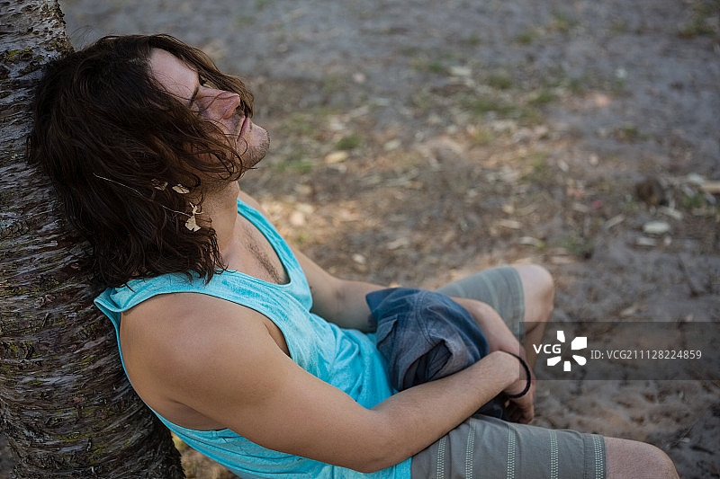 在公园里睡觉的失去知觉的醉酒男人图片素材