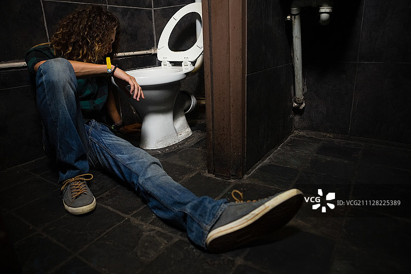 男人在洗手间对着马桶呕吐图片素材