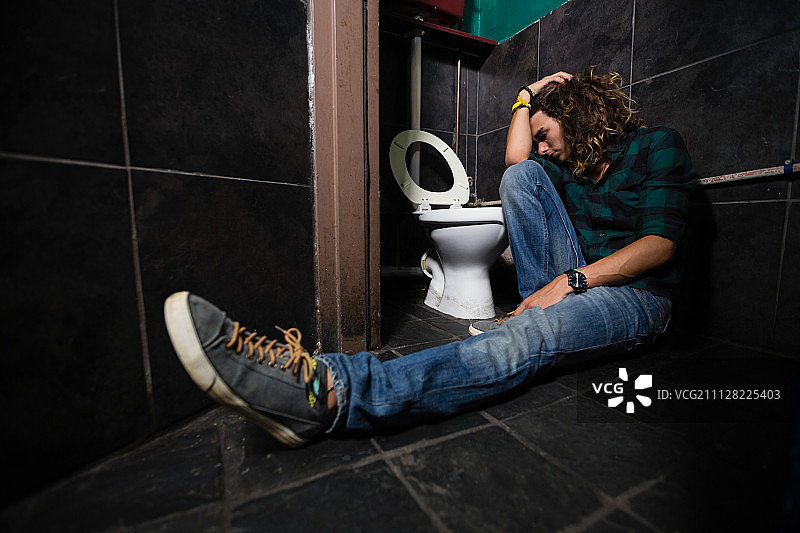 男子在洗手间昏睡图片素材