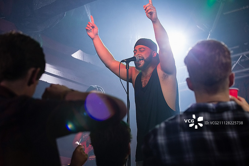 在夜总会舞台上表演的歌手图片素材