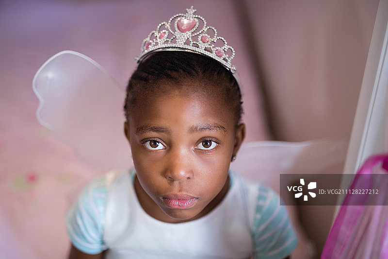 穿着仙女服装的严肃小女孩图片素材