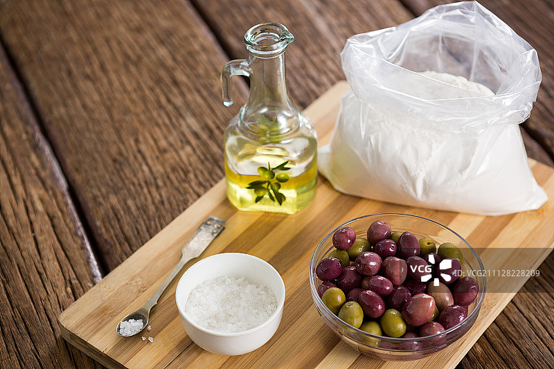腌制橄榄、油瓶和盐的特写图片素材