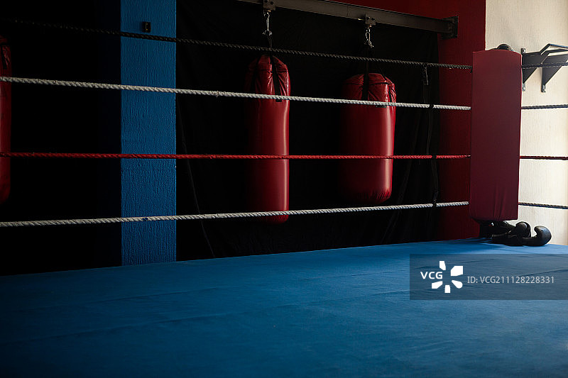 健身工作室内的空拳击台图片素材