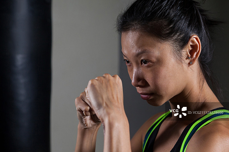 在健身室练习拳击的自信女人图片素材