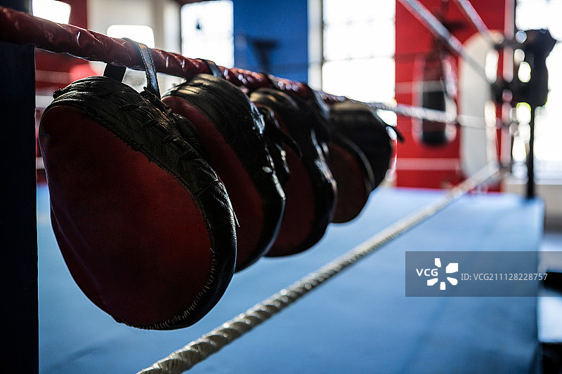 健身房拳击擂台上悬挂的拳套特写图片素材