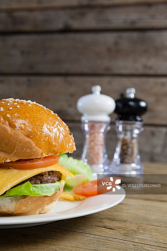 木桌上盘中的汉堡特写图片素材