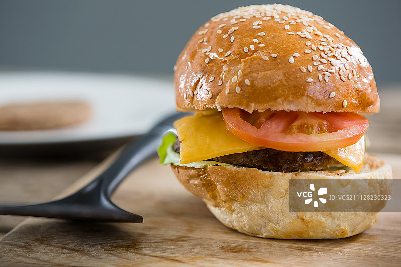 芝士汉堡在砧板上特写图片素材