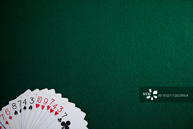 赌场扑克桌上排列的扑克牌图片素材