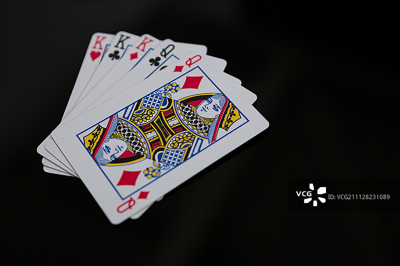 黑色背景下的纸牌俯视图图片素材