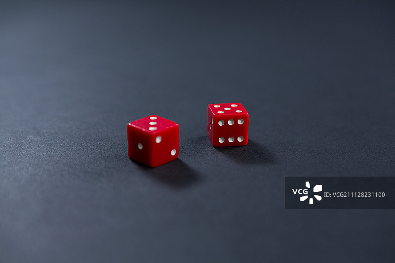 黑色背景上的红色骰子特写图片素材