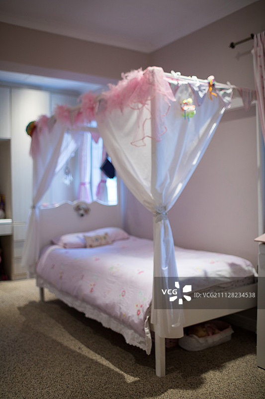 卧室墙边的四柱床图片素材