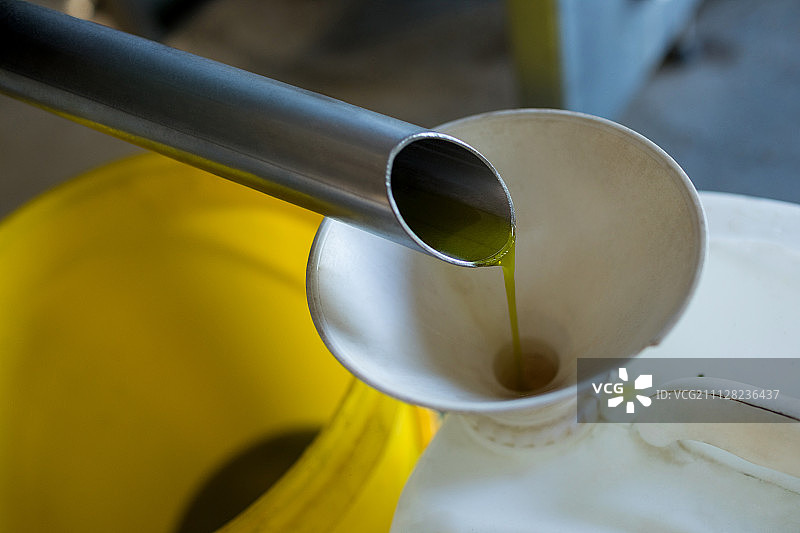 工厂机器生产橄榄油图片素材