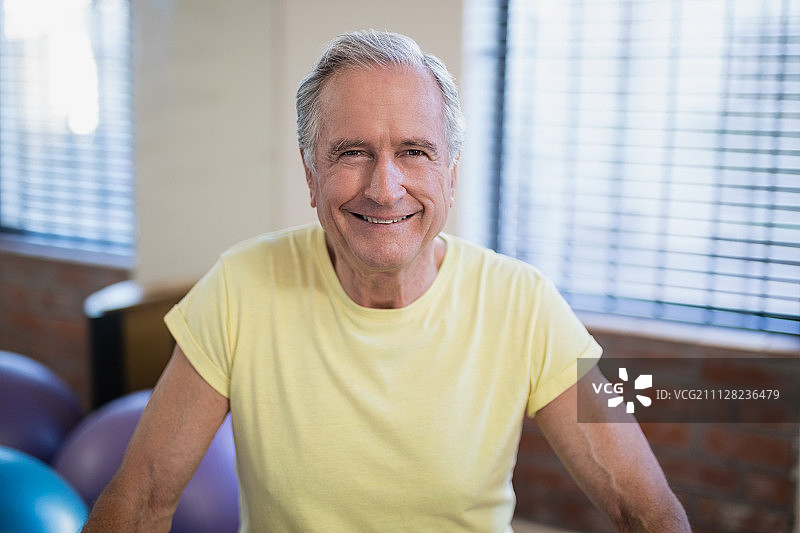 病房窗边微笑的年长男性病人肖像图片素材