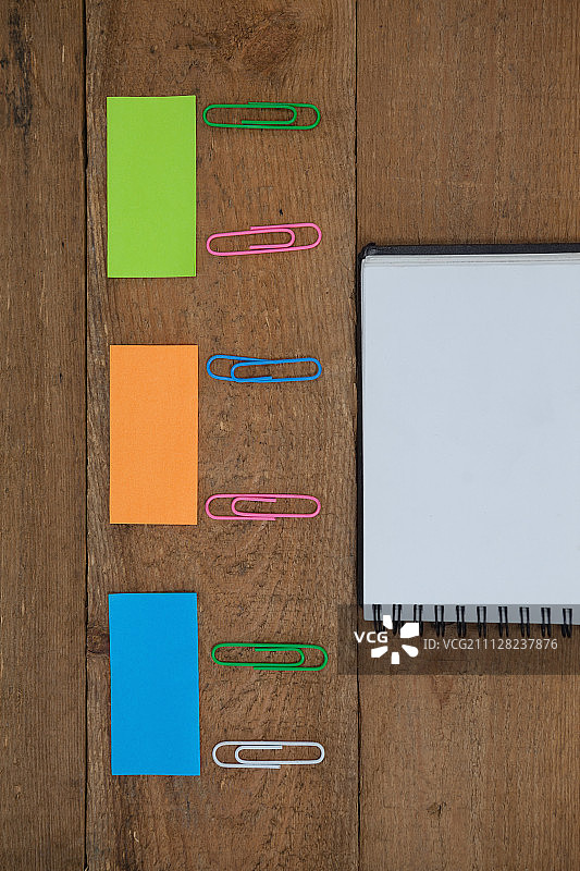 俯视视角下的木桌学习用品图片素材