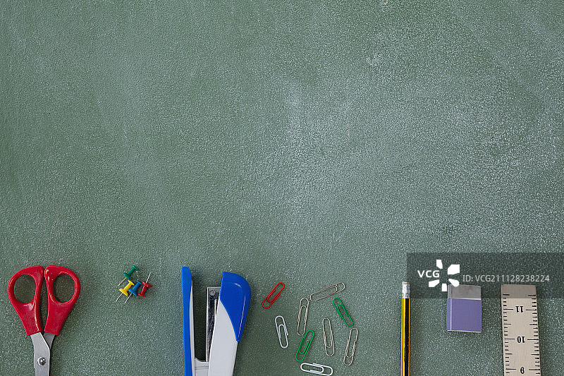俯视拍摄的排列在黑板上的各种学习用品图片素材