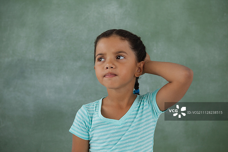 在黑板前的沉思年轻女孩图片素材