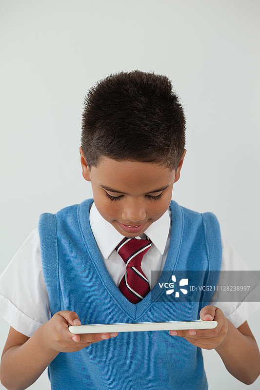 小学生使用数位板，白色背景图片素材