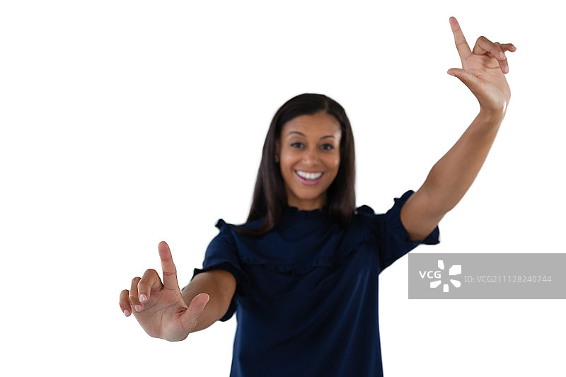 对着白色背景，微笑的女高管用手指比心图片素材