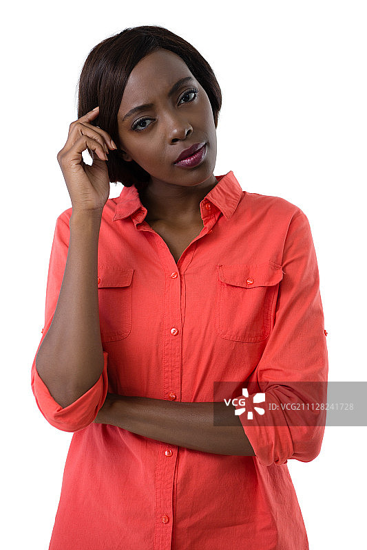 白色背景下抚摸头发的年轻女人图片素材