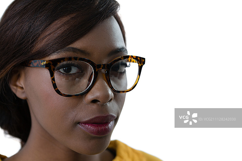 戴眼镜的年轻女子在白色背景前特写图片素材