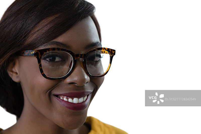 白色背景下戴眼镜微笑的年轻女人特写图片素材